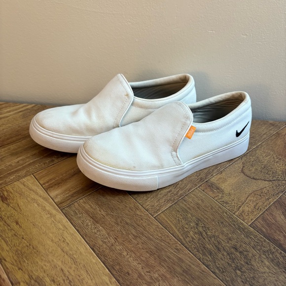 Nike court royale size 6 White and Black Slip-On Flats loafer white - Picture 1 of 13